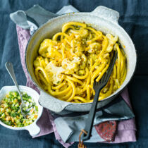 Curry-Nudeln mit Blumenkohl