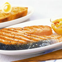 Grillfisch mit Mango-Gurken-Salsa