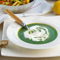 Weiß-grüne Spargelsuppe