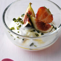 Griechischer Joghurt mit Honig und Pistazien