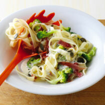 Nudeln mit Brokkoli und Schinken Nudeln mit Brokkoli und Schinken