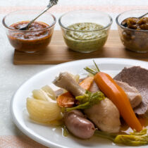 Gekochtes Fleisch mit drei Saucen Gekochtes Fleisch mit drei Saucen