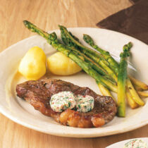 Pfeffersteak mit grünem Spargel Pfeffersteak mit grünem Spargel