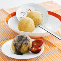 Zwetschgenknödel mit Mohnbutter Zwetschgenknödel mit Mohnbutter