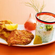 Putenschnitzel mit frischer Gurkensauce