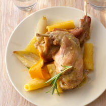 Kaninchen mit Nudeln in Orangensauce