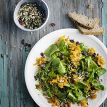 Feldsalat mit Kürbis und Kerndl-Topping