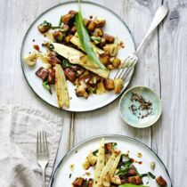 Warmer Auberginensalat mit Champignons und gegrilltem Bambus