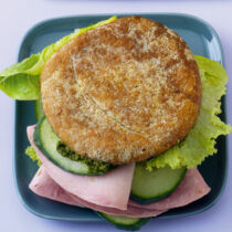 Toastbrötchen mit Pesto, Salat, Schinken und Gurke