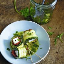 Gegrillte Zucchiniröllchen mit Feta in Olivenöl Gegrillte Zucchiniröllchen mit Feta in Olivenöl