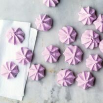 Aquafaba-Baiser mit Beeren Aquafaba-Baiser mit Beeren