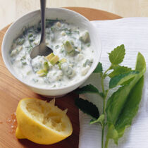 Joghurt-Avocado-Dip mit vielen Kräutern Joghurt-Avocado-Dip mit vielen Kräutern