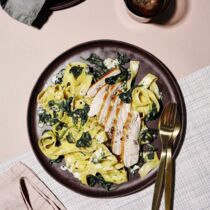 Spinat-Gorgonzola-Pappardelle mit Hähnchenbrust Spinat-Gorgonzola-Pappardelle mit Hähnchenbrust