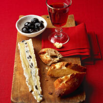 Gefüllter Brie mit Ziegenkäse und Oliven Gefüllter Brie mit Ziegenkäse und Oliven