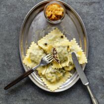 Blutwurst-Maultaschen mit Apfelkompott Blutwurst-Maultaschen mit Apfelkompott