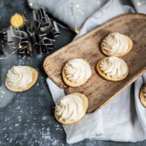 Mürbeteigtaler mit salzigem Karamell