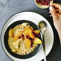Kokos-Porridge mit Granatapfel Kokos-Porridge mit Granatapfel