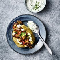 Kartoffeln mit Rotwild-Champignon-Füllung und Sour Cream