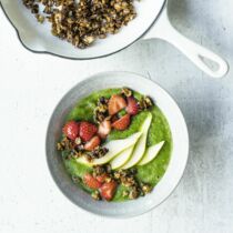 Grüne Smoothie-Bowl mit Crunch