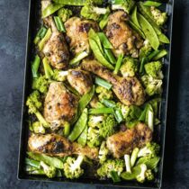 Saté-Hähnchenkeulen mit Gemüse Saté-Hähnchenkeulen mit Gemüse