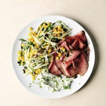 Roastbeef mit Kohlrabi-Mais-Salat Roastbeef mit Kohlrabi-Mais-Salat