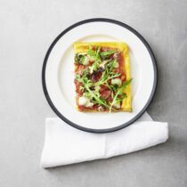 Polenta-Pizza mit Tomaten, Zwiebeln und Pesto Polenta-Pizza mit Tomaten, Zwiebeln und Pesto