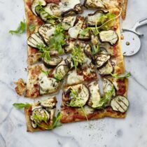 Pizza mit gegrillter Aubergine und Kapern Pizza mit gegrillter Aubergine und Kapern