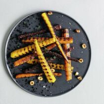 Karamellisierte Möhren mit gerösteten Haselnüssen