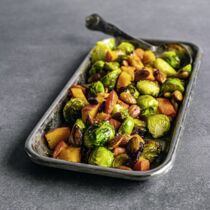 Rosenkohl mit Kuerbis und Mandeln