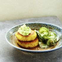 Kartoffel-Hirse-Bratlinge mit Erbsendip und Gurkensalat