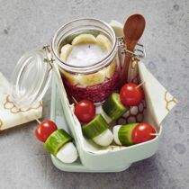 Beeren-Overnight-Oats mit Gemüsespießen Beeren-Overnight-Oats mit Gemüsespießen