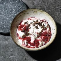 Stracciatella-Creme mit Kirschgrütze