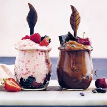 Nicecream mit Beeren und Schokolade Nicecream mit Beeren und Schokolade