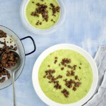 Brokkoli-Pastinaken-Suppe mit Hackfleisch