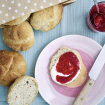 Nussbrötchen aus Quark-Hefe-Teig