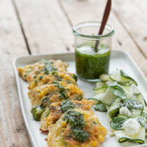 Brokkoli-Mais-Puffer mit Zucchini-Minz-Salat mit Schafskäse und Haselnusspesto Brokkoli-Mais-Puffer mit Zucchini-Minz-Salat mit Schafskäse und Haselnusspesto