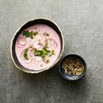 Kalte Ayran-Suppe mit Radieschen