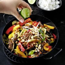 Rindfleischwok mit Paprika, Lauch und Sprossen Rindfleischwok mit Paprika, Lauch und Sprossen