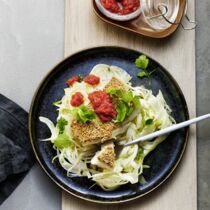 Sesamfisch mit Fenchelsalat und Tomatendip