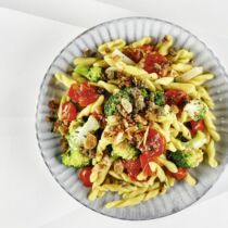 Pasta mit Brokkoli,
gebackenen Tomaten
und Sardellenbröseln Pasta mit Brokkoli,
gebackenen Tomaten
und Sardellenbröseln