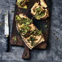 Stullen mit Borlotti-Hummus und Grünkohlchips Stullen mit Borlotti-Hummus und Grünkohlchips