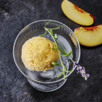 Pfirsich-Lavendel-Sorbet mit weißer Schokolade