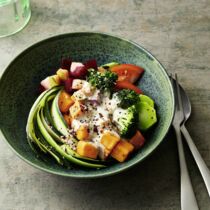 Regenbogen-Bowl mit Cashewdressing