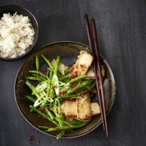 Knuspertofu mit scharfem Bohnensalat