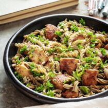 Nudeln mit Kohlrabi
und Hähnchen Nudeln mit Kohlrabi
und Hähnchen