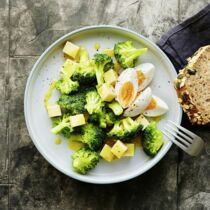 Brokkoli-Eier-Käse-Salat mit Brot