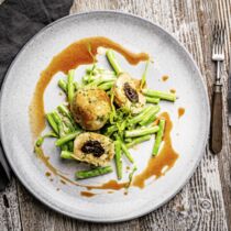 Vegane Speck-knödel mit Pflaumenfüllung, Burgunderrahmund cremigem Bohnensalat Vegane Speck-knödel mit Pflaumenfüllung, Burgunderrahmund cremigem Bohnensalat