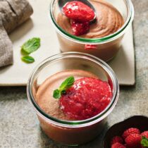 Mousse au Chocolat mit Himbeeren