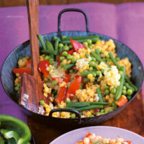 Gemüsepaella mit gelben Linsen