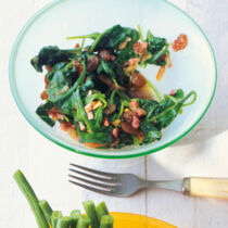 Spinat mit Rosinen und Pinienkernen